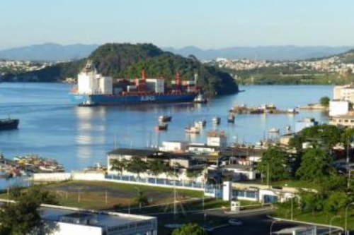 Porto de Vitória recebe carros em contêineres em operação inédita